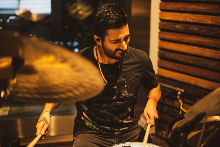 aaron rojas tocando bateria